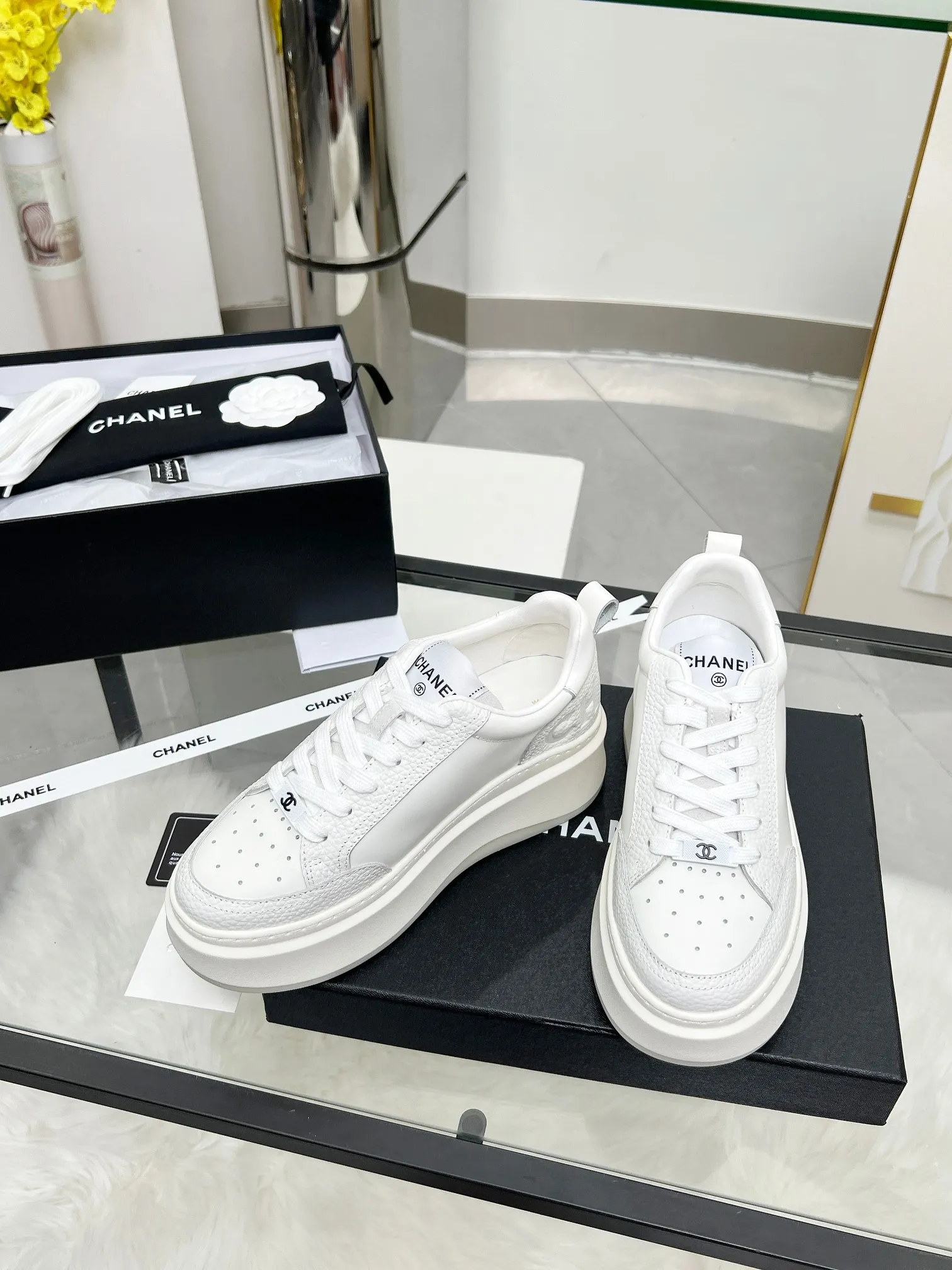 👟👟Ex-factory price 540👟👟 CHANEL 25C spring and summer new sports shoes official website is available at the same time ❤️ Counter out-of-stock kings. Major bloggers are recommending new styles on social days. This season’s new styles are simply eye-catching and look great on the feet. The casual casual sports style is refreshing and natural, interpreting Chanel’s fashionable femininity. The overall customization makes all sports shoes on the market at that time obsolete. This series is now available for sale! The upper is made of custom imported pebbled calf leather ➕ custom frosted calf leather. The lining is made of original one-to-one professionally customized mesh. Hardware accessories. Original full set of molds (not common in the market). Original custom molded TPU combination outsole. Height 4 cm. Women's size 35-39.